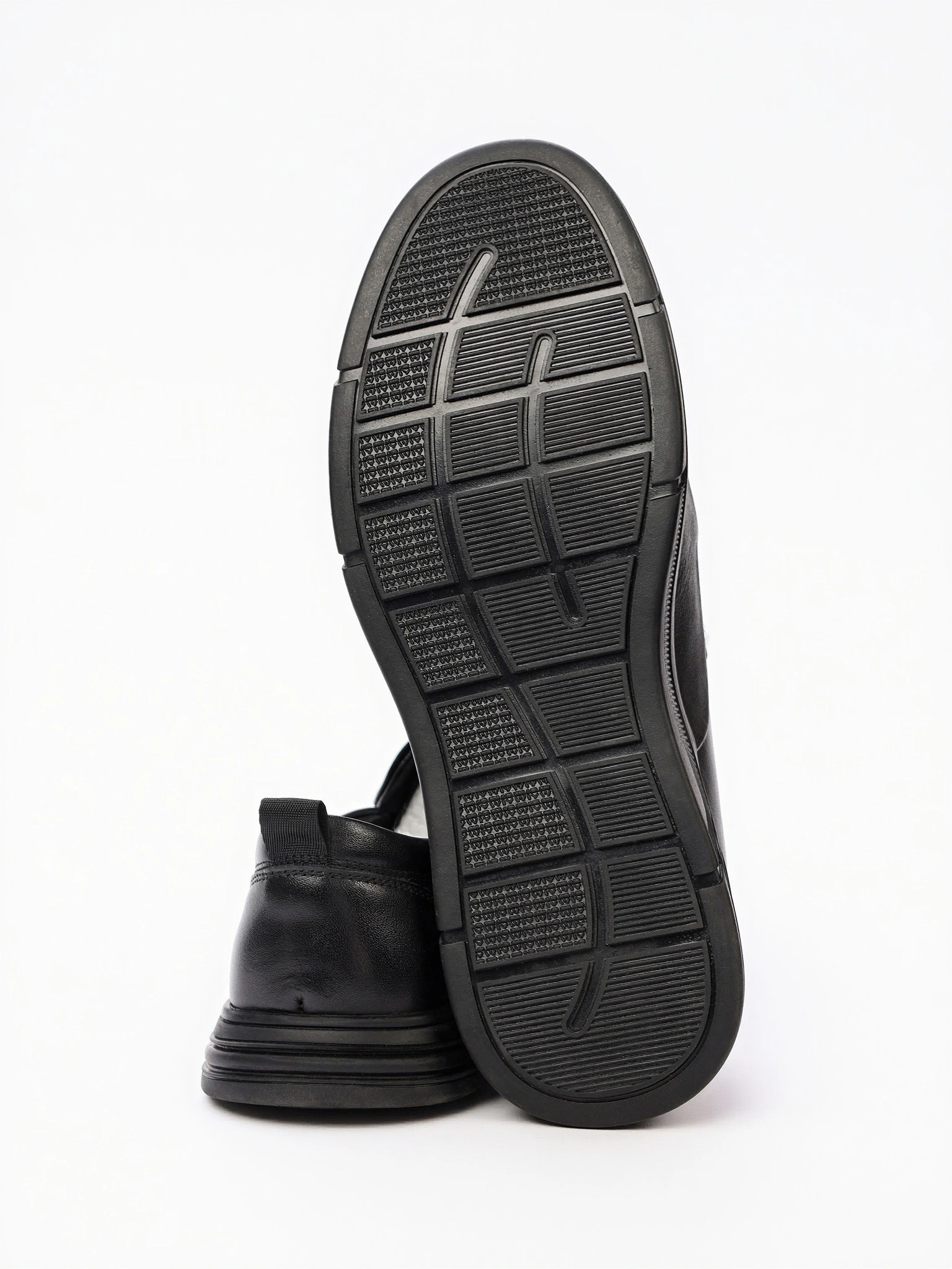 Туфли черного цвета с эластичными вставками